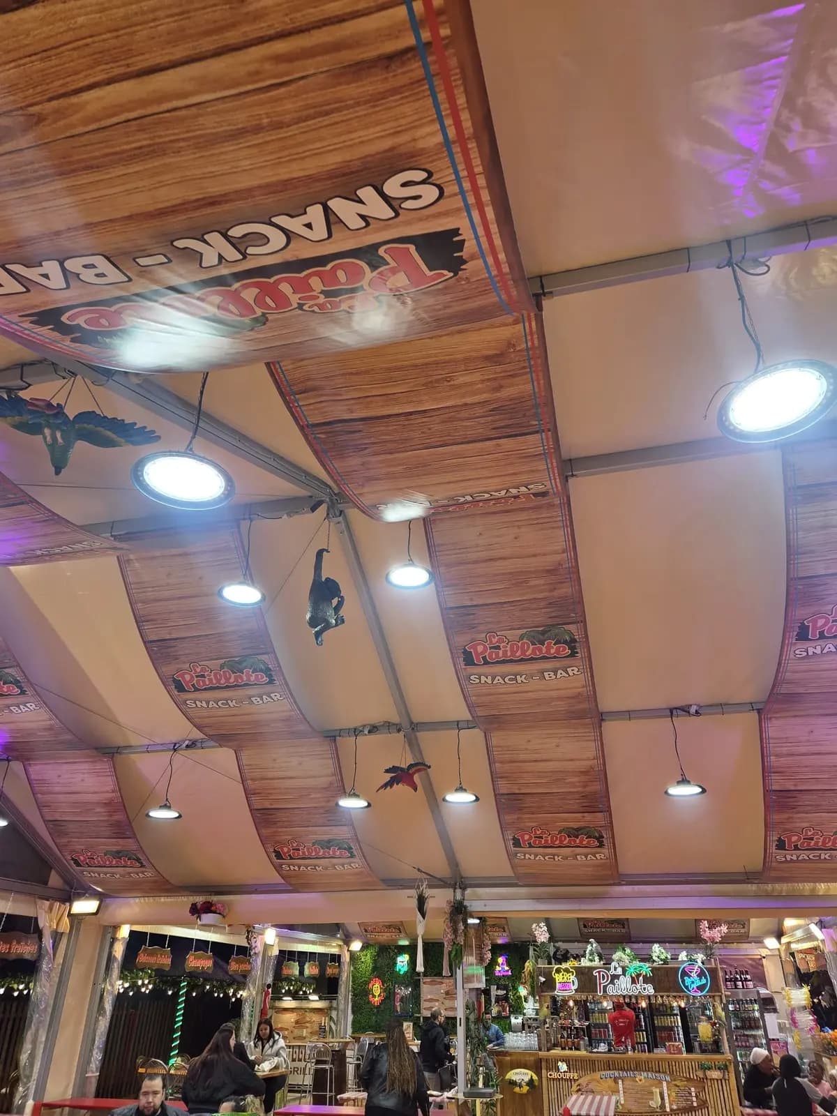 Plafond de snack bar forain en toiles imprimées imitation bois avec spots LED