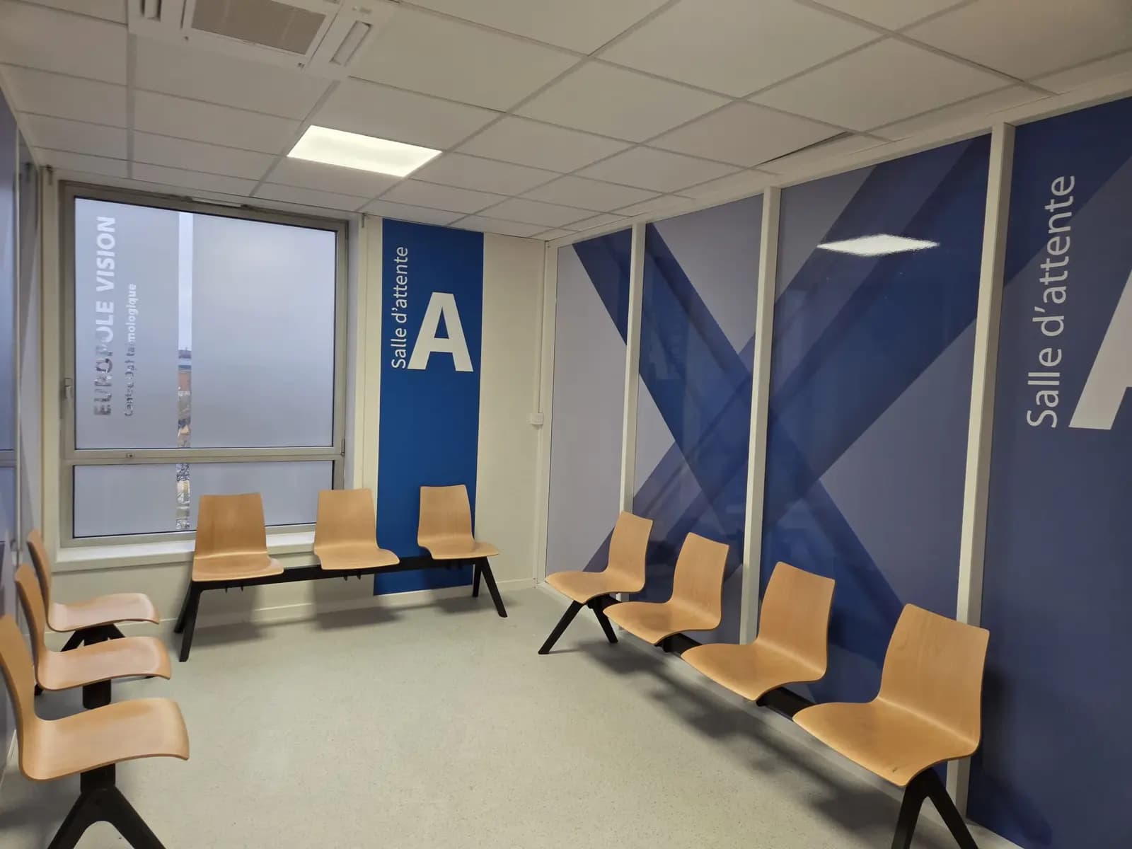 Vue d'ensemble d'une salle d'attente médicale habillée d'adhésifs muraux bleus