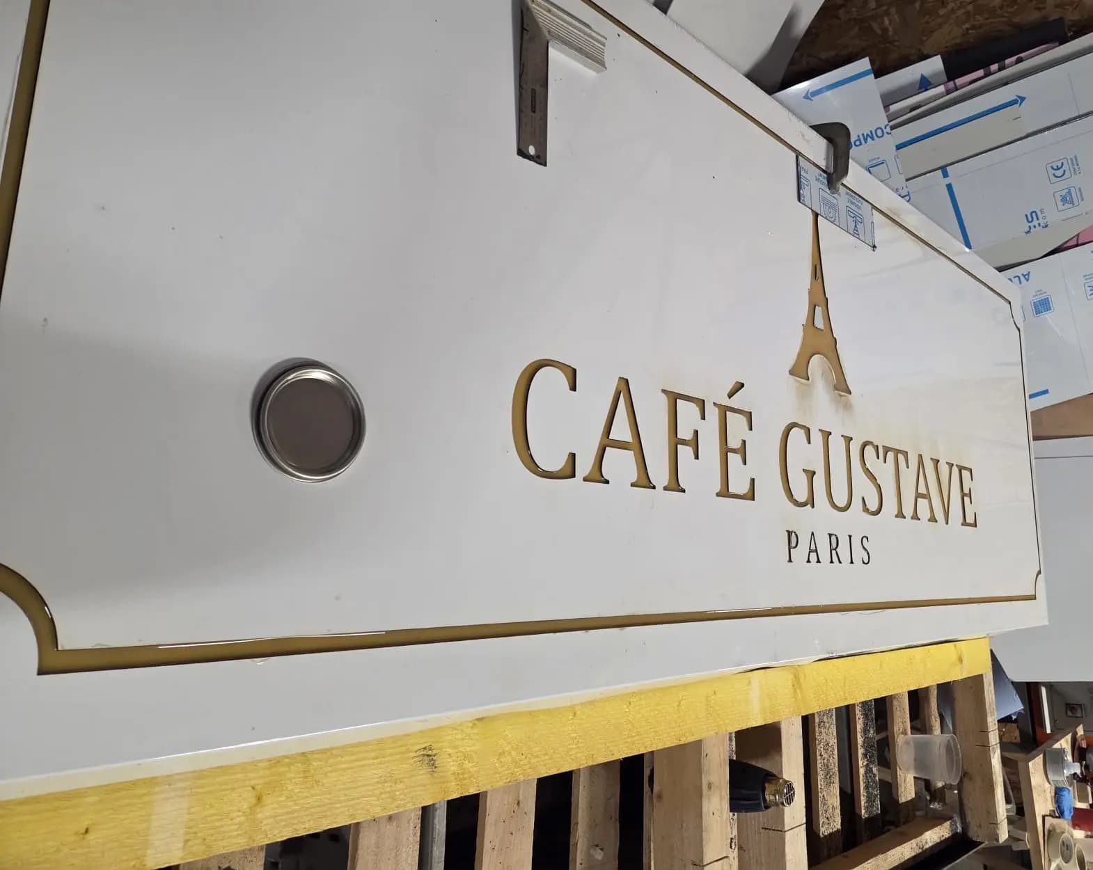 Enseigne blanc et or Café Gustave Paris en cours de fabrication dans l'atelier BIZZI Print