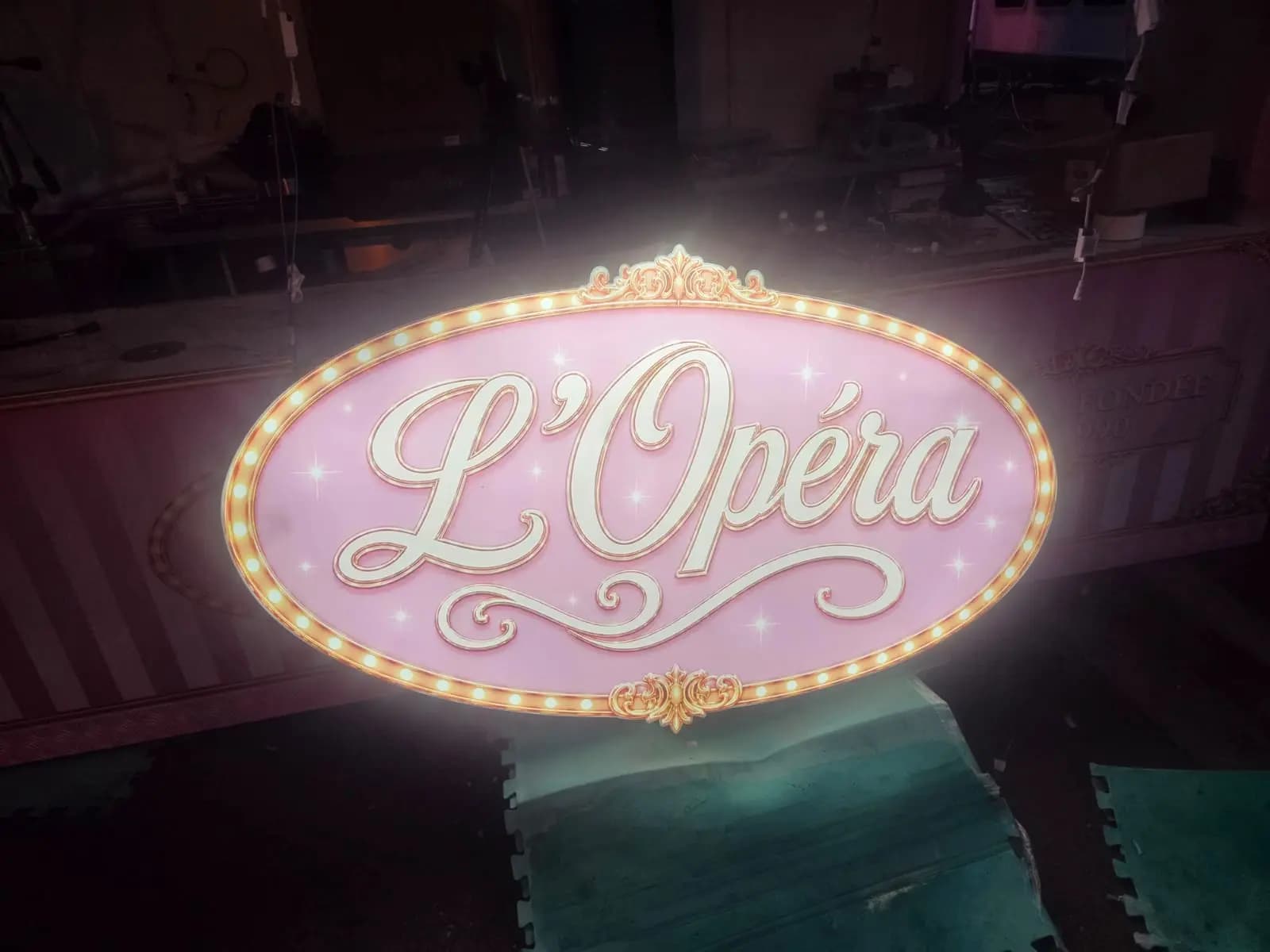 Test d'éclairage de l'enseigne lumineuse L'Opéra dans l'atelier de fabrication