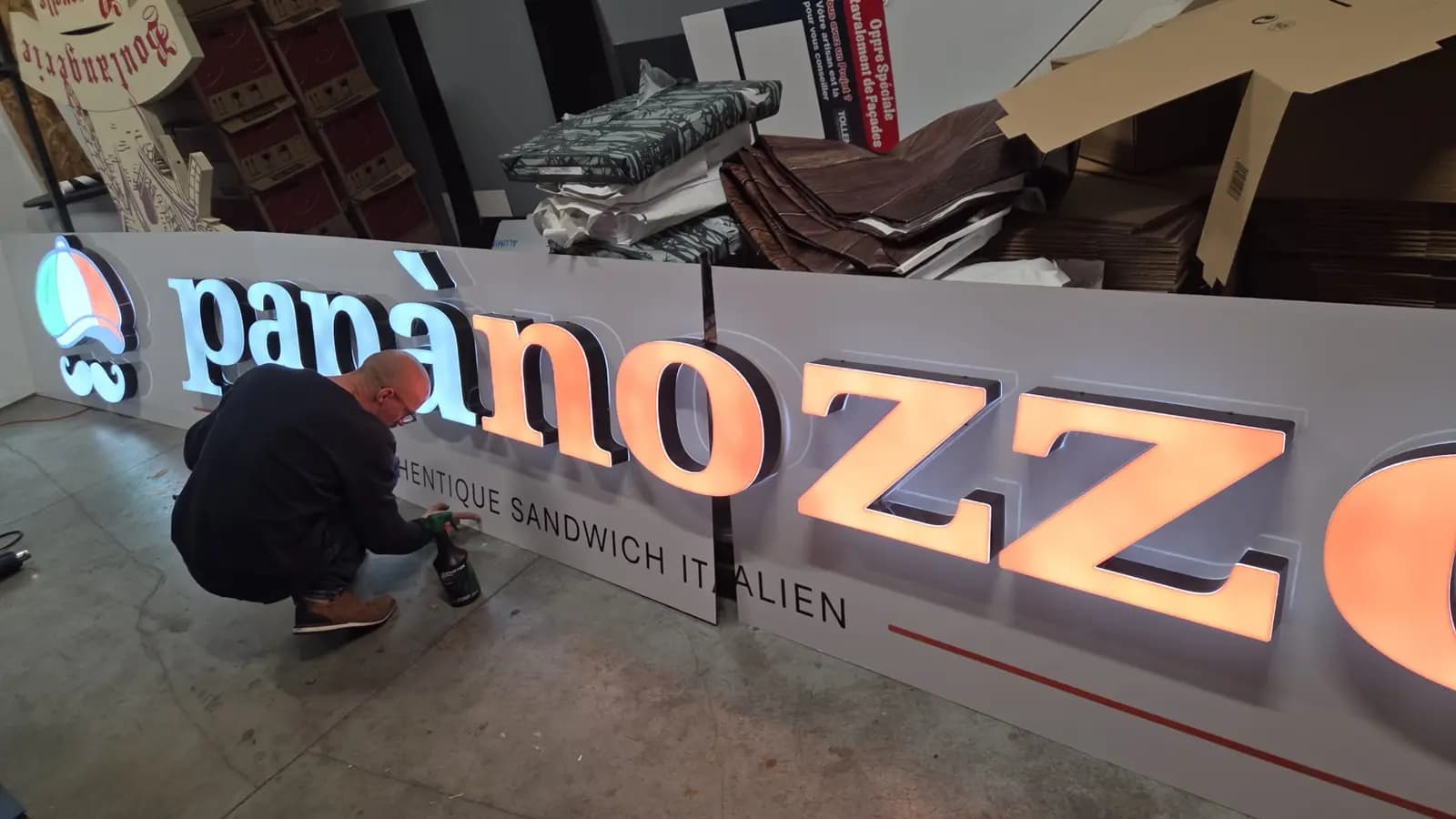 Montage des lettres lumineuses de l'enseigne Papànozzo sandwich italien
