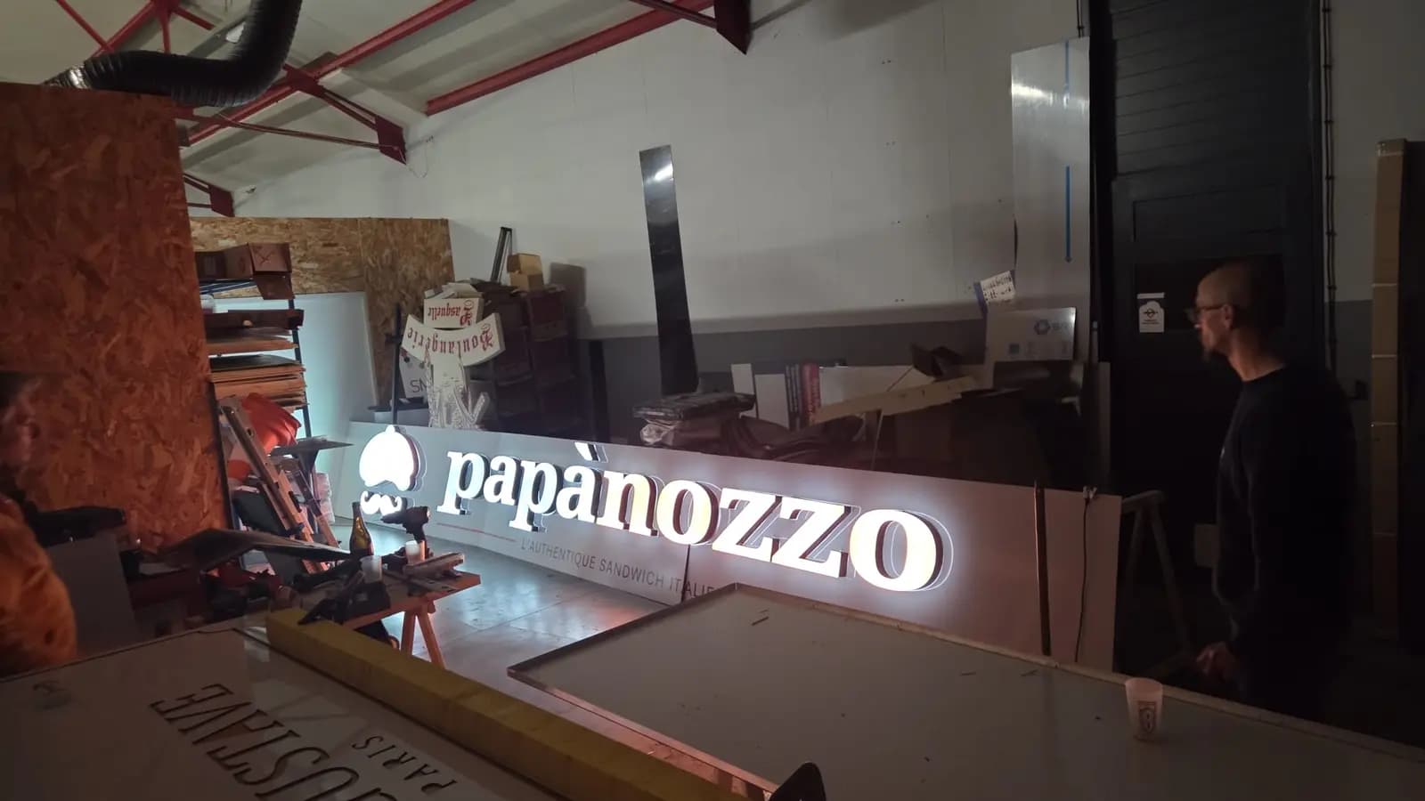 Lettres lumineuses rétroéclairées Papànozzo testées dans l'atelier BIZZI Print