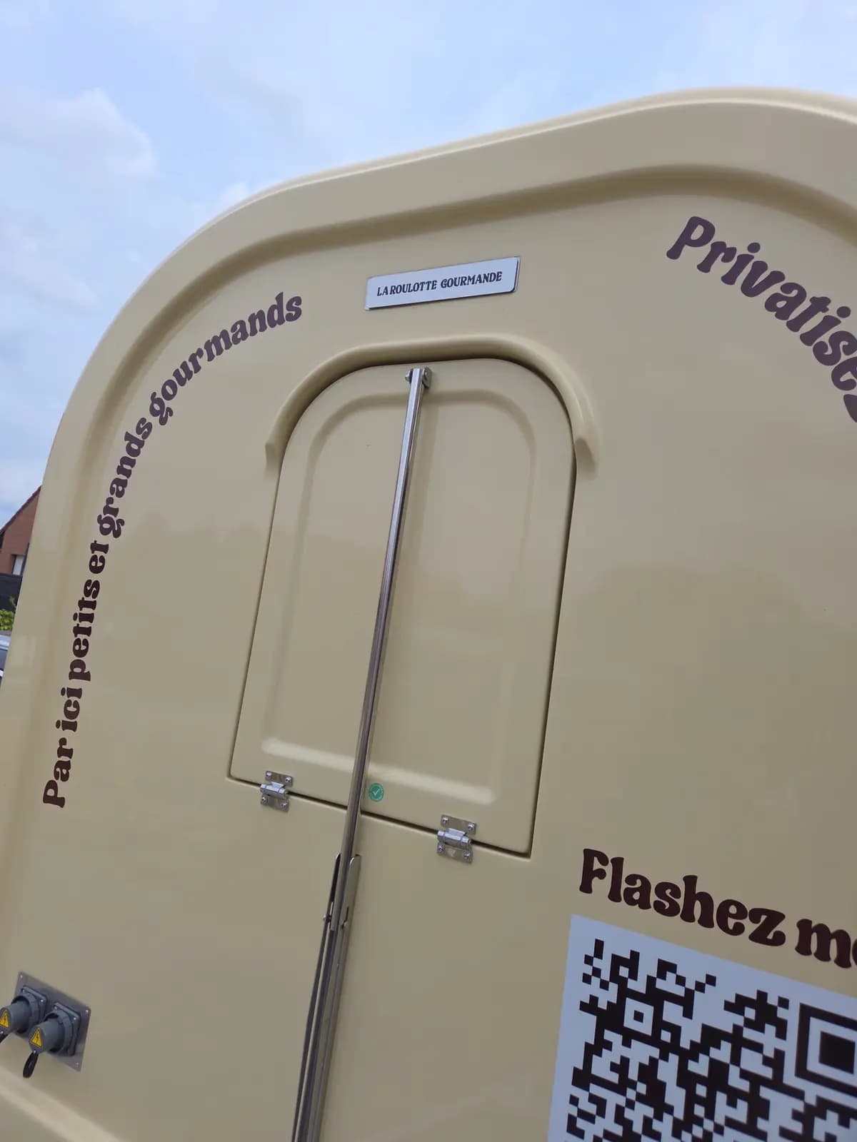 Porte arrière de la Roulotte Gourmande avec lettrage cintré et QR code Flashez-moi