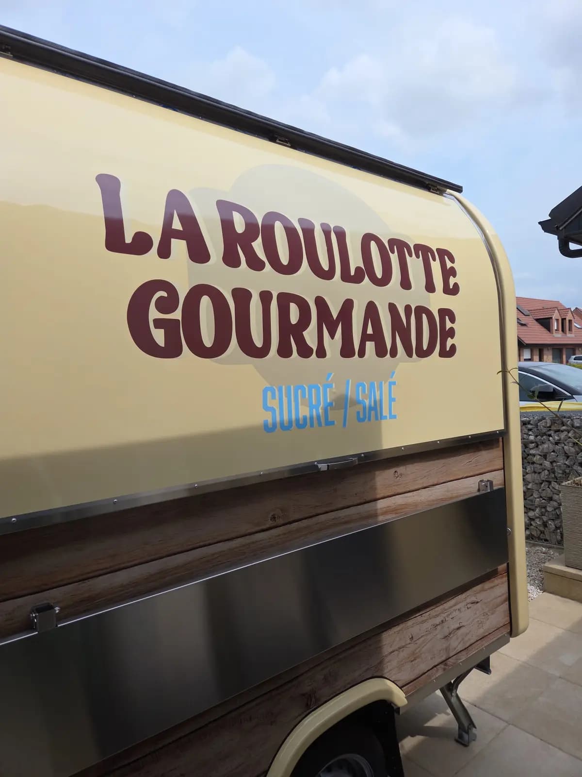 Lettrage marron La Roulotte Gourmande sucré salé sur remorque food truck beige