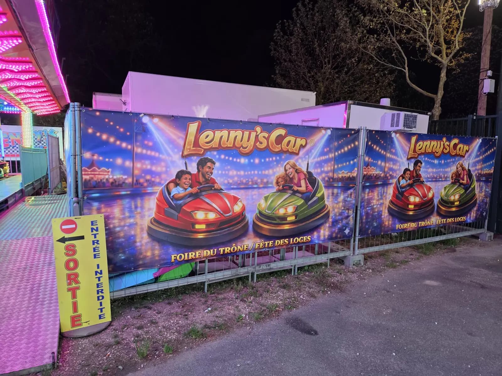 Banderoles imprimées Lenny's Car fixées sur les barrières d'un manège de nuit