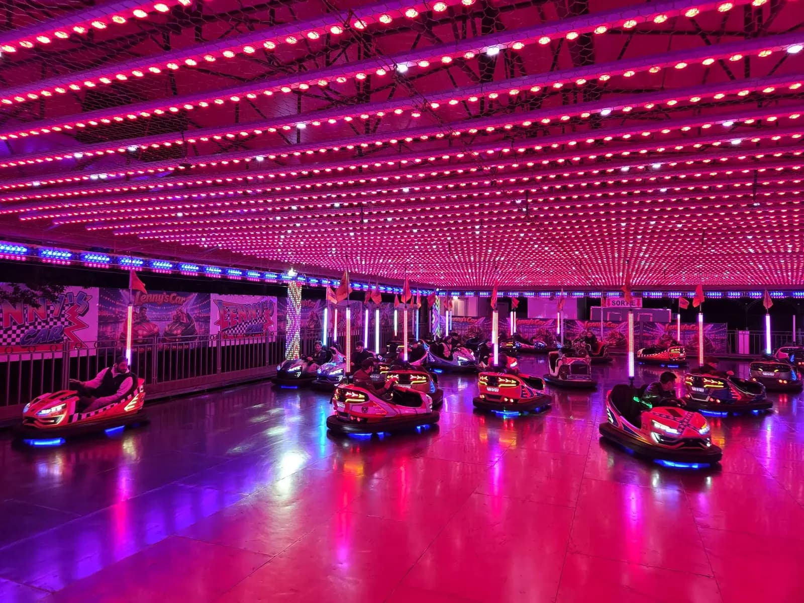 Piste d'auto-tamponneuses illuminée de LED roses avec décors imprimés