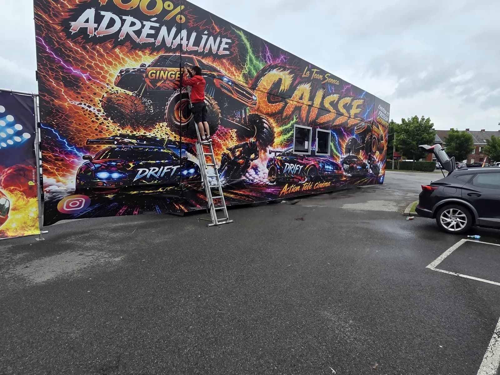 Installation d'un décor de stand forain 100% Adrénaline avec visuels monster truck
