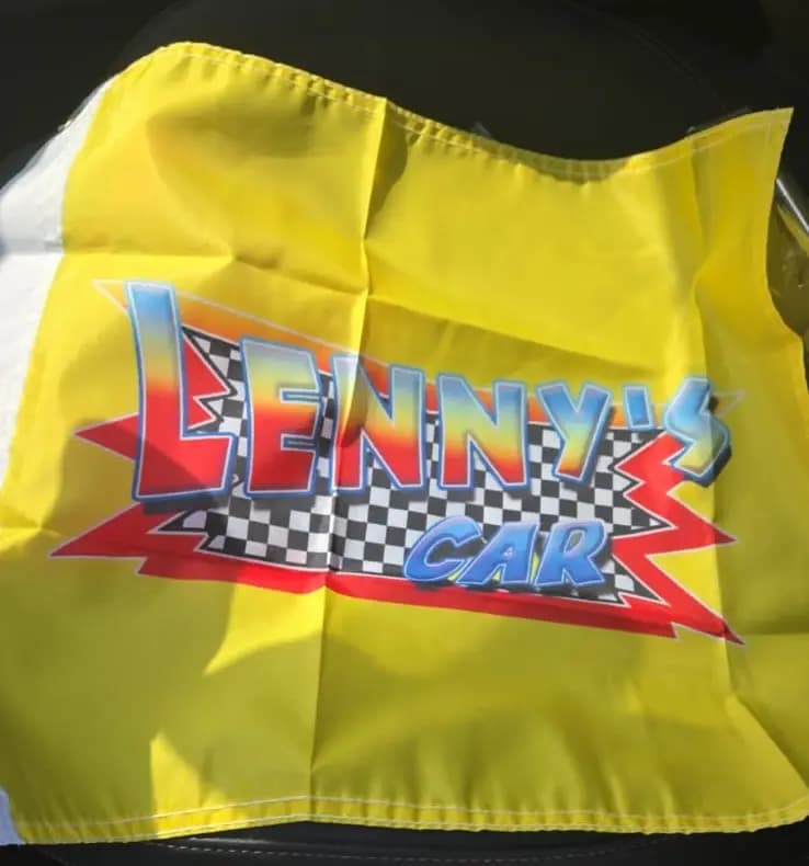 Drapeau jaune personnalisé avec logo Lenny's Car imprimé en couleurs