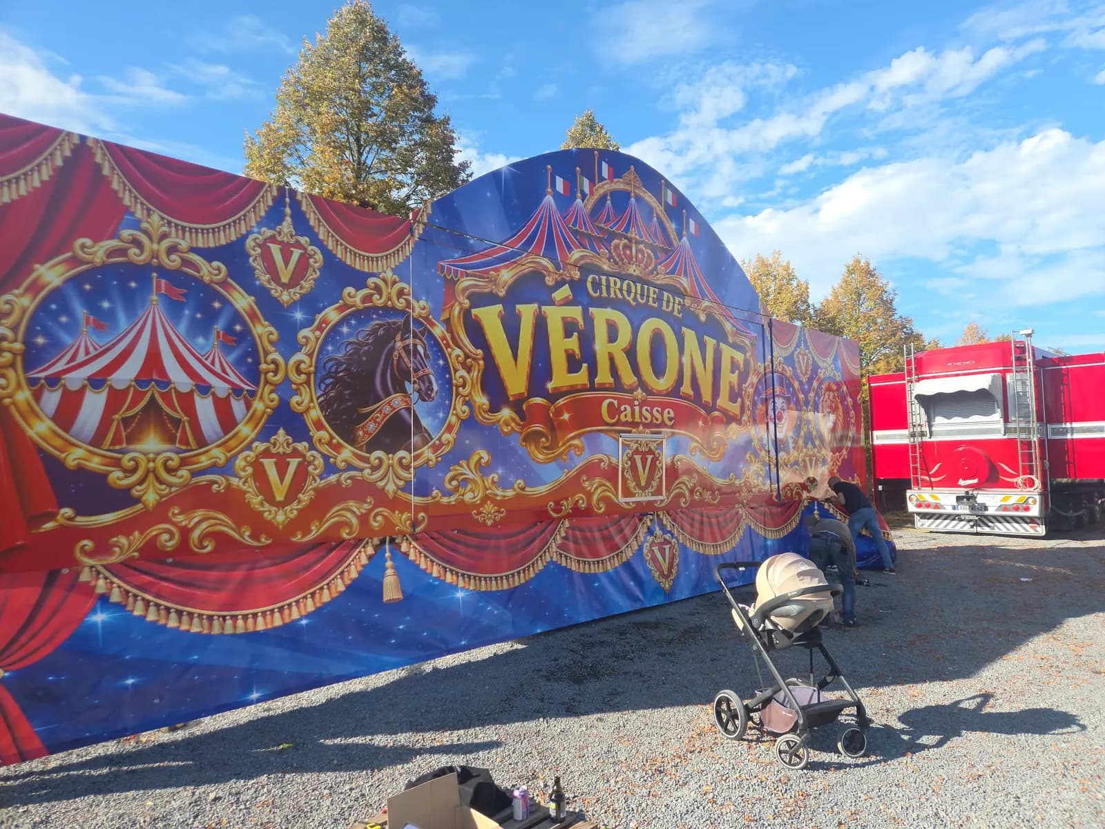 Façade de caisse du Cirque de Vérone en bâches imprimées rouge et or installée en extérieur