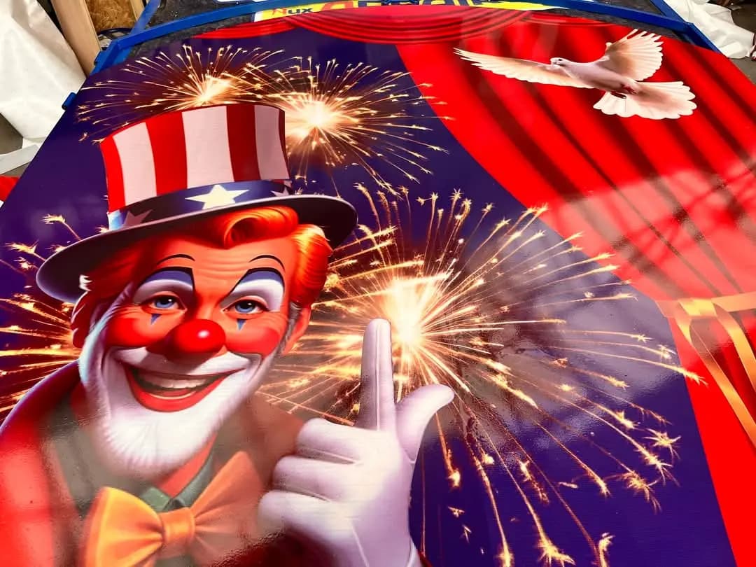Panneau décor imprimé représentant un clown magicien avec feux d'artifice et colombe