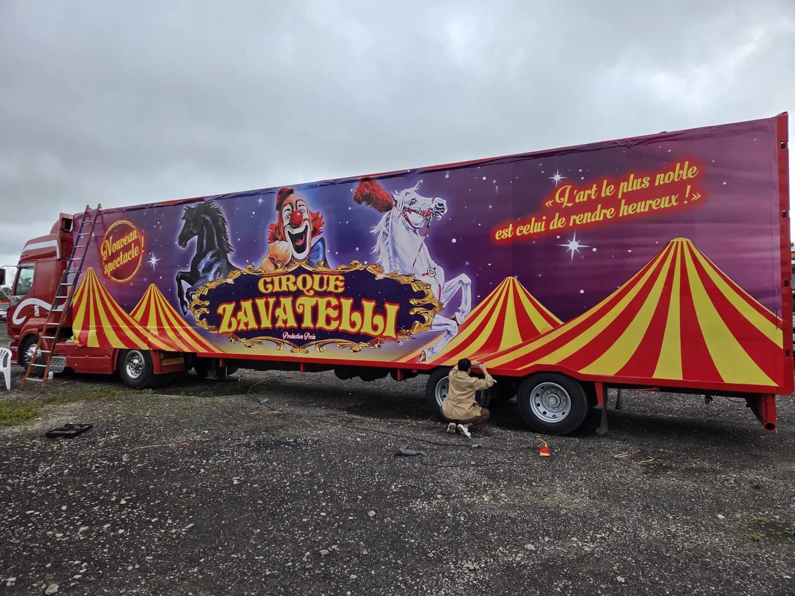 Semi-remorque du Cirque Zavatelli décorée d'un visuel imprimé chapiteaux et chevaux