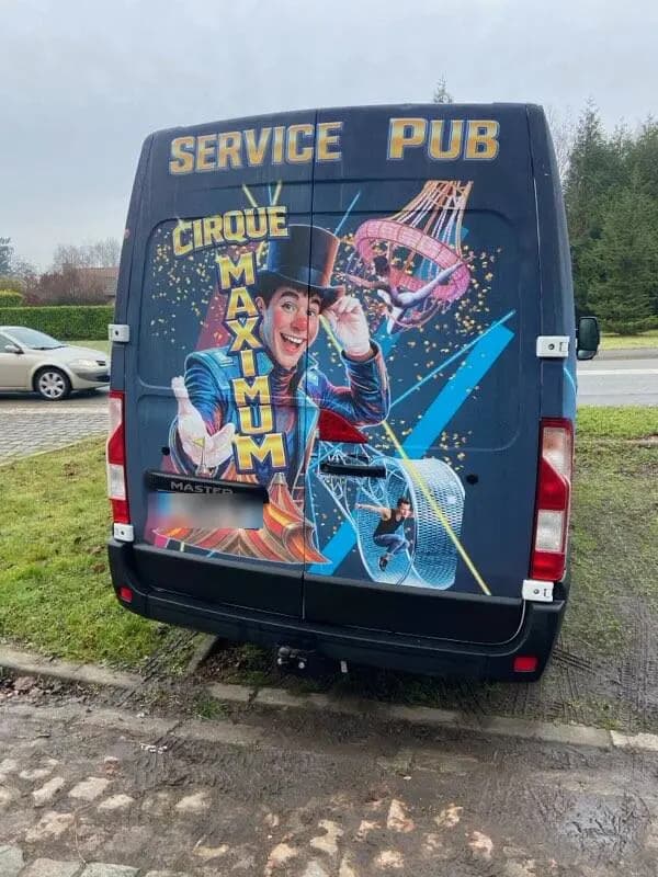 Portes arrière du fourgon Cirque Maximum avec visuel clown magicien et mention Service Pub
