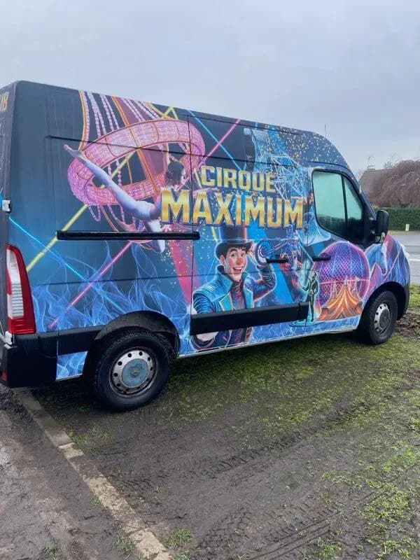 Fourgon Renault Master avec covering total illustré Cirque Maximum vu de profil