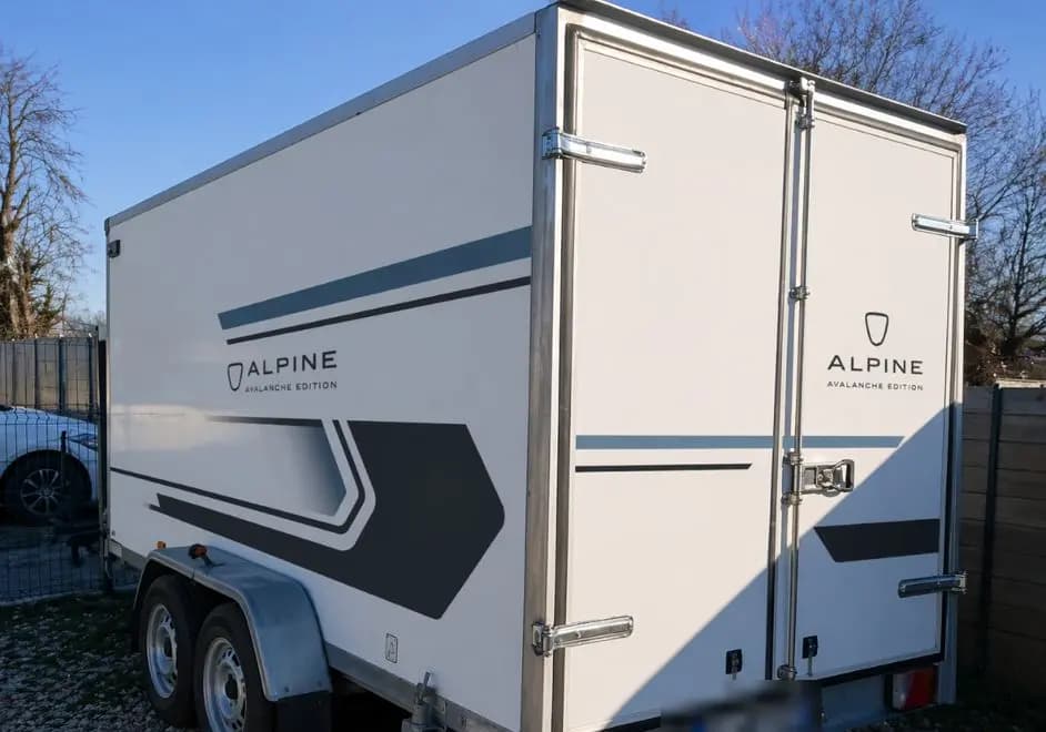 Remorque fourgon blanche avec marquage adhésif gris Alpine Avalanche Edition